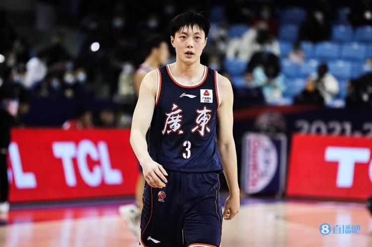 杨华林吓得连滚带爬来到谭氏的身前，抱着谭氏的腿求饶。